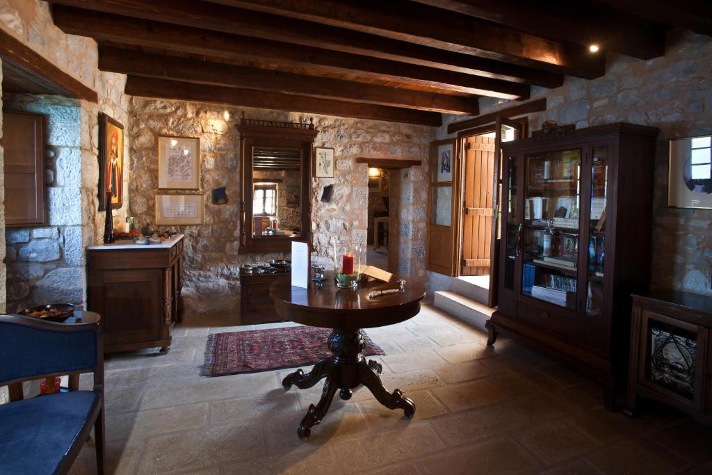 Hotel Mavromichalai Liménion Esterno foto